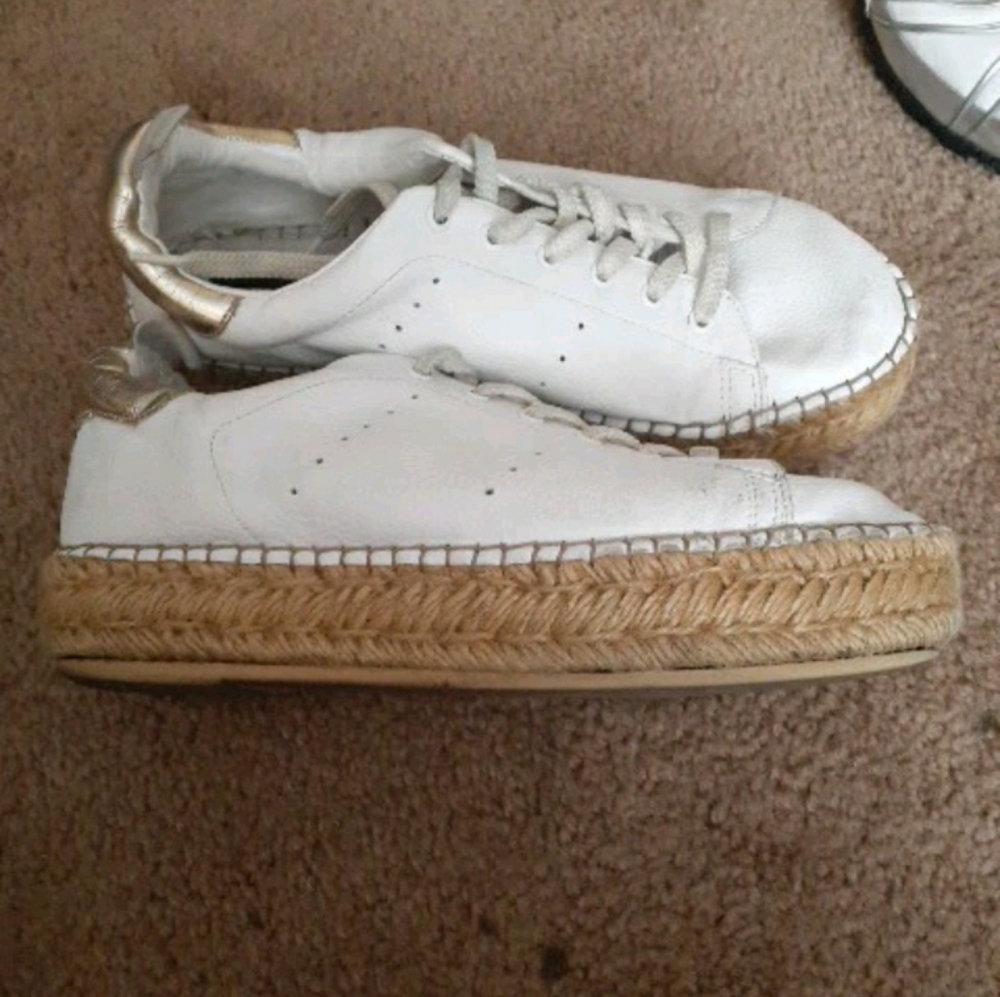 Steven Madden White and tan platforms